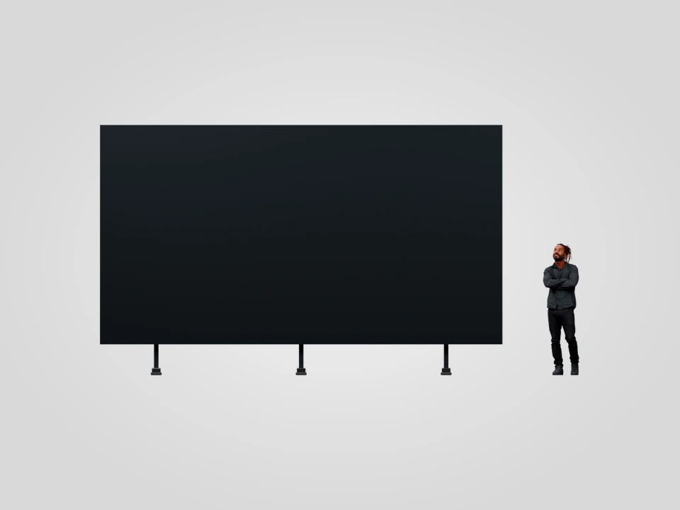 Фронтальный рендер LED-экрана 5,5 × 3 м на опорах; человек ростом 1,8 м для масштаба